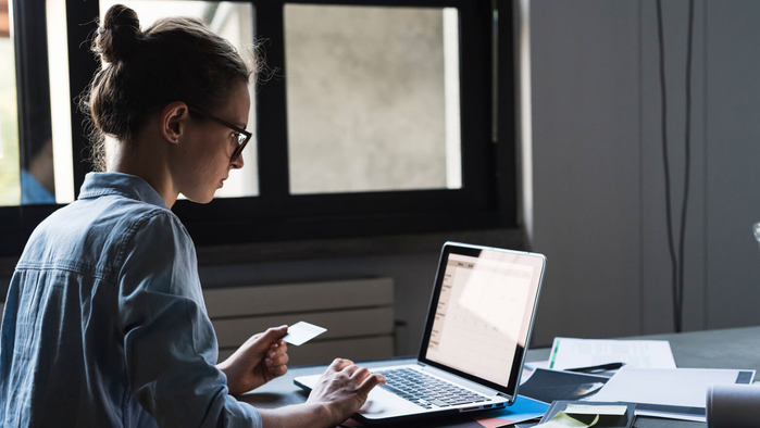 Woman-Using-CreditCard-AtHome_SLR18137_Can_You_Use_A_Credit_Card_To_Pay_Off_Your_Student_Loans_IMAGE_1725730_Stocksy (700x394, 211Kb)