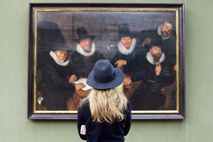 Photographer-goes-through-the-museums-to-capture-the-similarities-between-the-paintings-and-the-visitors-and-the-result-will-impress-you-59e6fafd2e309__700 (700x467, 46Kb)