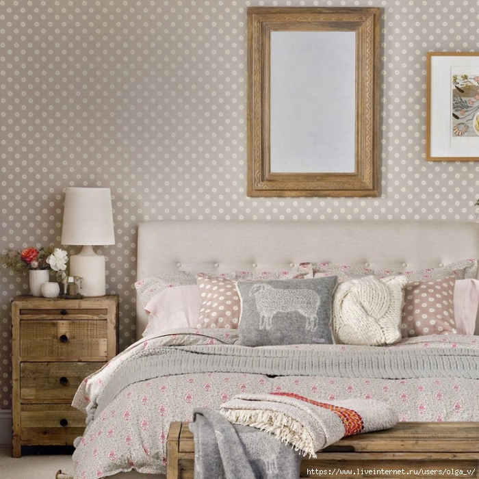 small-bedroom-ideas-Neutral-traditional-bedroom-with-rustic-wooden-furniture-920x920 (700x700, 350Kb)
