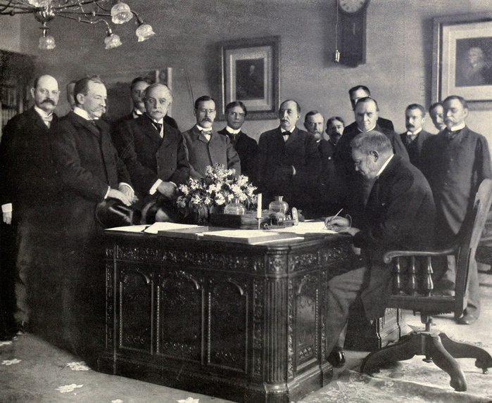 Jules_Cambon_signs_Treaty_of_Paris,_1899 (700x573, 391Kb)