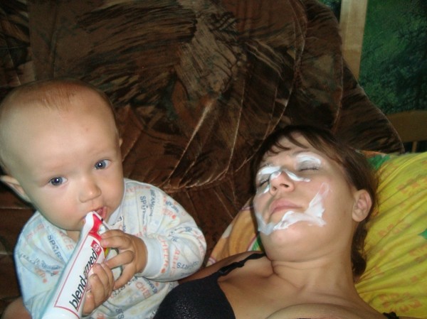 Дочь кончина. Намазать зубной пастой в лагере. Дети измазанные пастой. Красивые дети с кончей на лице.