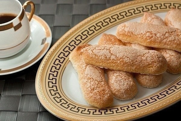 Бисквитное печенье Савоярди, или «дамские пальчики» — обязательный компонент Тирамису!