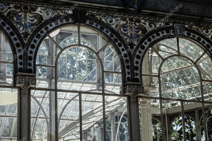 depositphotos_27772545-stock-photo-crystal-palace-palacio-de-cristal (700x466, 375Kb)