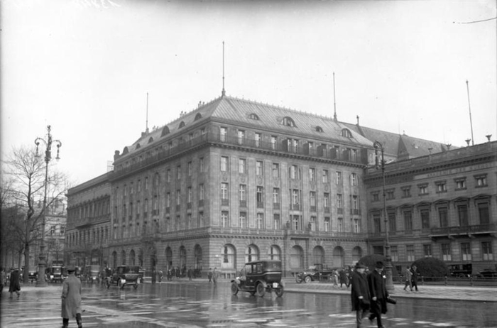 Lorenz AdlonBerlin,_Hotel_Adlon (700x462, 150Kb)