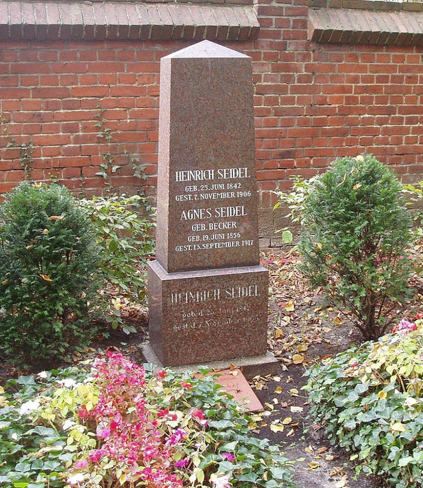 Heinrich_Seidel_Ehrengrab_20061019 (606x700, 654Kb)