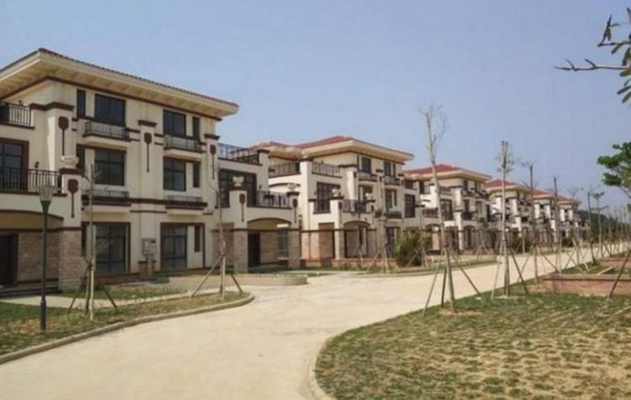 luxury-village-in-china-remains-deserted-as-villagers-fight-over-who-should-own-one-or-two-villas-3-750x475 (700x443, 48Kb)