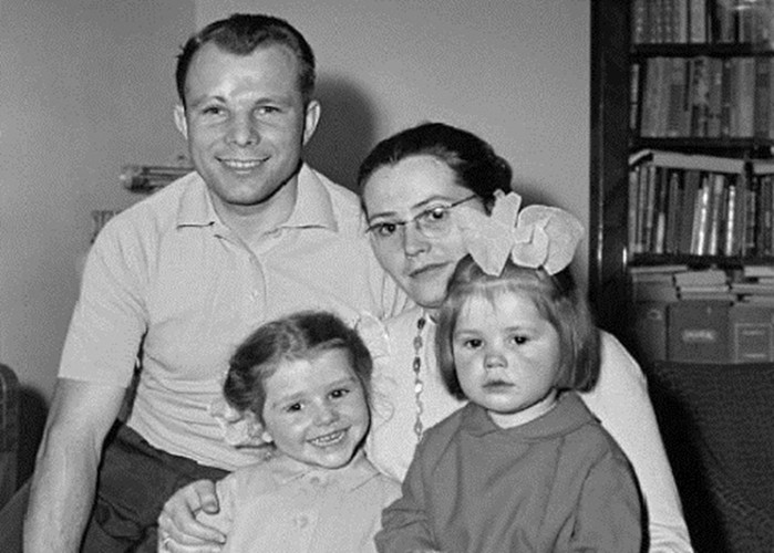 Гагарин с семьей фото. Дети Юрия Гагарина. Семья Юрия Гагарина семья Юрия Гагарина.