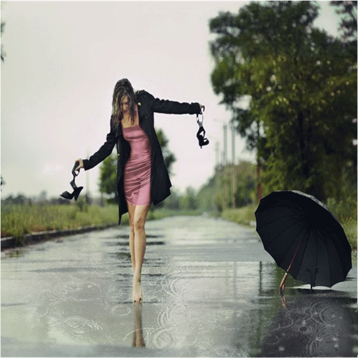 Пошла я женщины. Девушка под дождем. Девушка убегает. Девушка идет под дождем. Девушка бежит по лужам.