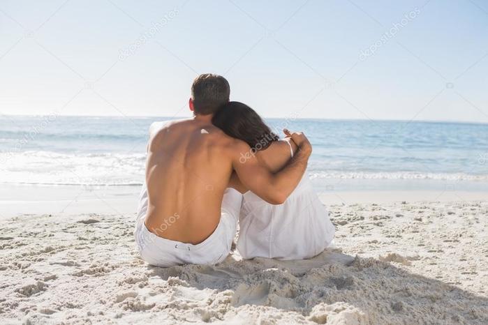depositphotos_29461109-stock-photo-couple-sitting-on-the-sand (700x466, 41Kb)