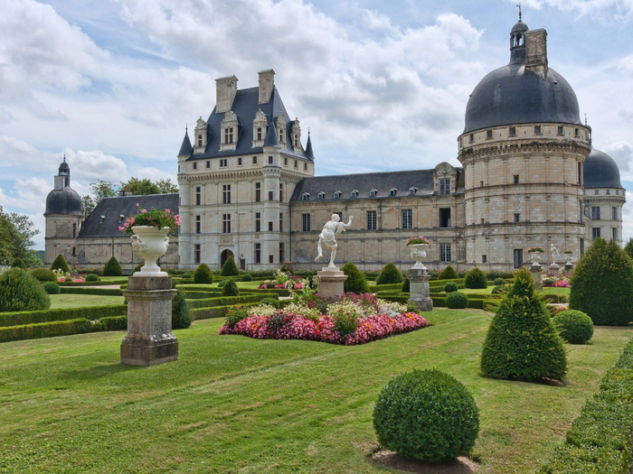 World___France_Lawn_in_front_of_the_castle_in_the_Loire__France_071817_9 (700x525, 450Kb)