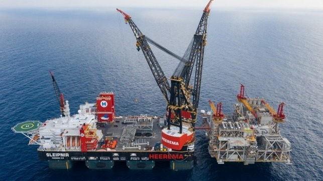 Crane Vessel Lifts 15,300 Tons (643x361, 188Kb)