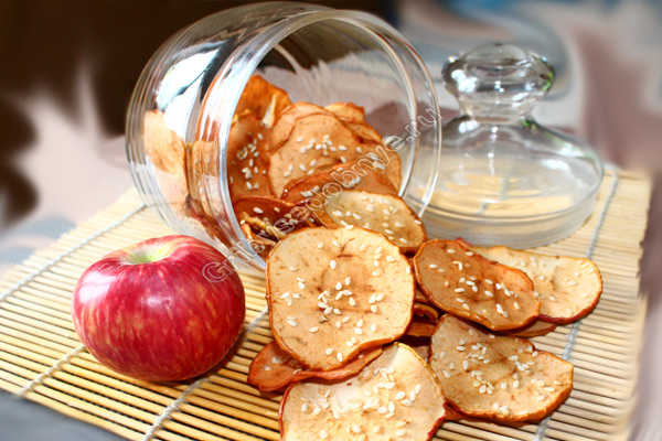 Или кусочек яблока или орешек. Яблочные чипсы. Сушеные яблоки с медом и орехами. Снеки Яблочные. Яблочные чипсы с орехами.