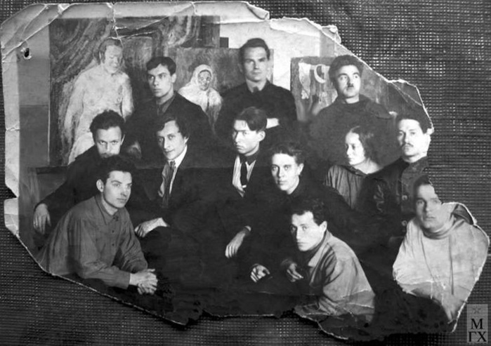 ФОТО На фотографии внизу однокурсники Вхутемаса (1925 г.). (700x493, 106Kb)