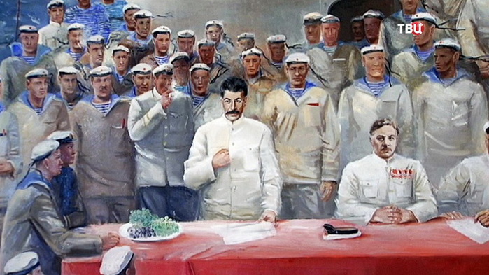 1933 Сталин и Ворошилов на крейсере «Червона Украина». Фрагмент 1 (700x393, 115Kb)