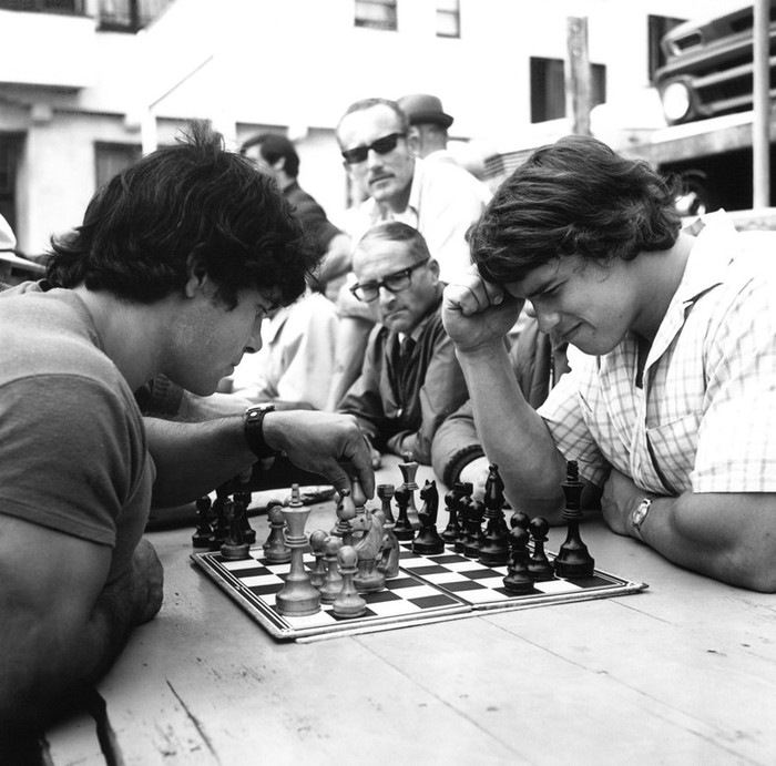 Арнольд Шварценеггер и Франко Коломбо играют в шахматы
