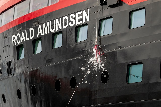 roald-amundsen-christening-1-credit-andrea-klaussner (640x426, 186Kb)