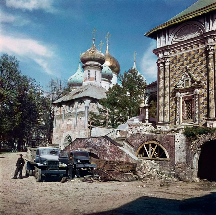 Sergiyev Posad. 1947. War damage near Trinity Lavra of Saint Sergius (700x697, 573Kb)