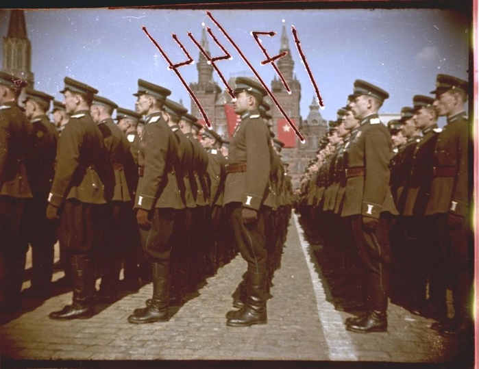Первомайская демонстрация 1947 г. в Москве. Владислав Микоша2 (700x539, 343Kb)
