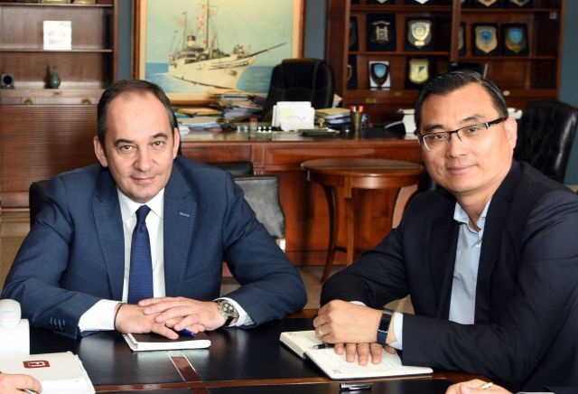 Shipping Minister Yiannis Plakiotiakis and Piraeus Port Authority Chairman Yu Zenggang (640x436, 203Kb)