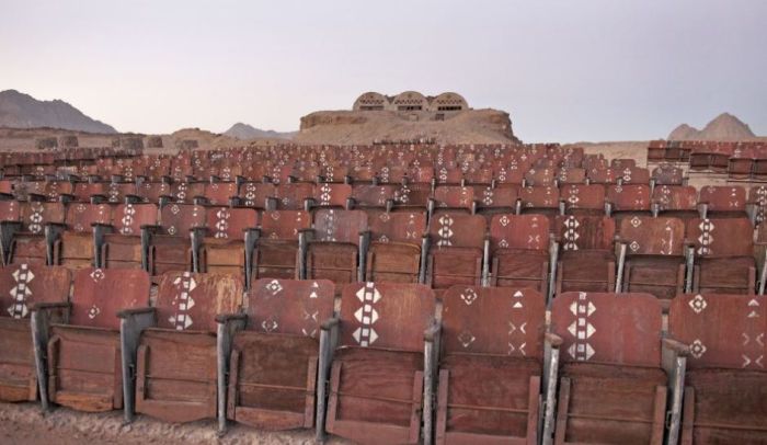 Открытый кинотеатр в Синайской пустыне2 (700x406, 46Kb)