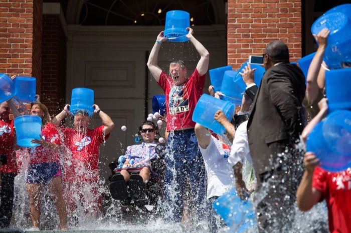 Айс бакет. Айс бакет ЧЕЛЛЕНДЖ. Айс бакет ЧЕЛЛЕНДЖ звезды. Pete Frates Ice Bucket Challenge. Ice Bucket Challenge знаменитости.