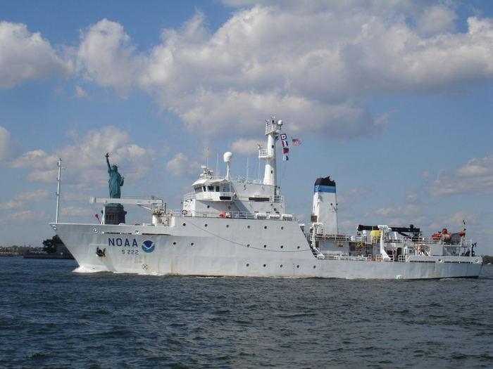 NOAA Ship Thomas Jefferson with Statue of Liberty in background_NOAA Photo (700x525, 361Kb)