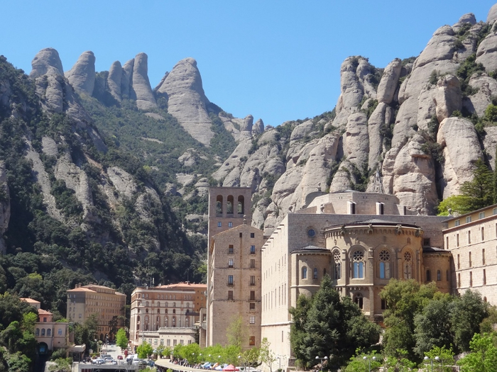 Monasterio de Montserrat with th mountains in the background (700x525, 419Kb)