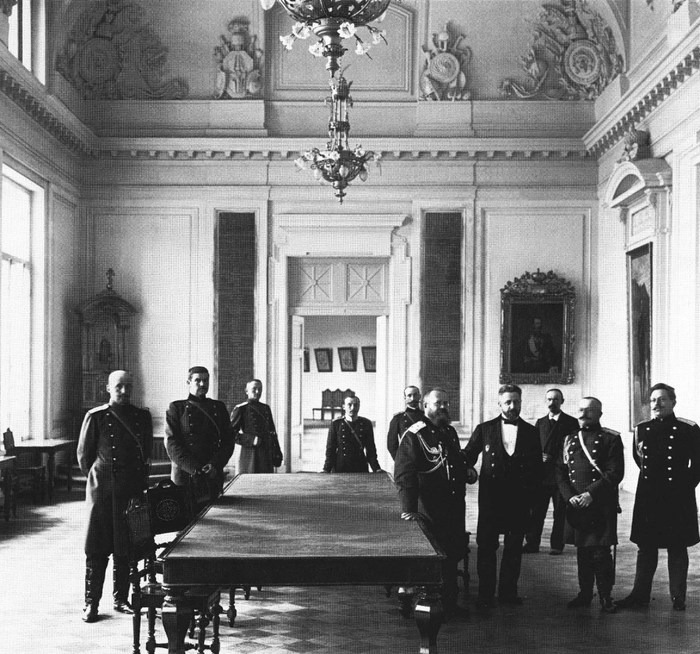 Начальник Академии генерал-майор Д.Г.Щербаков с группой профессоров и преподавателей. 1914 (700x654, 309Kb)