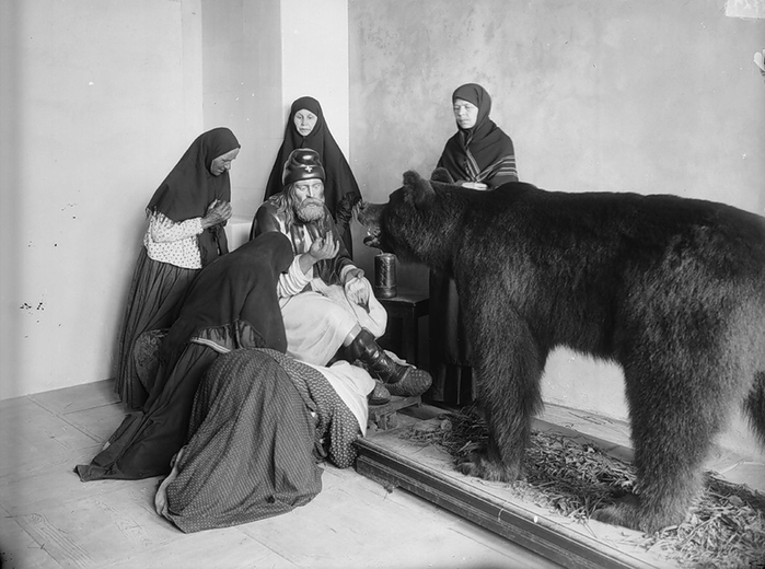 Понетаевский женский монастырь. Гипсовая фигура Серафима, кормящего медведя. Начало XX в (700x520, 211Kb)
