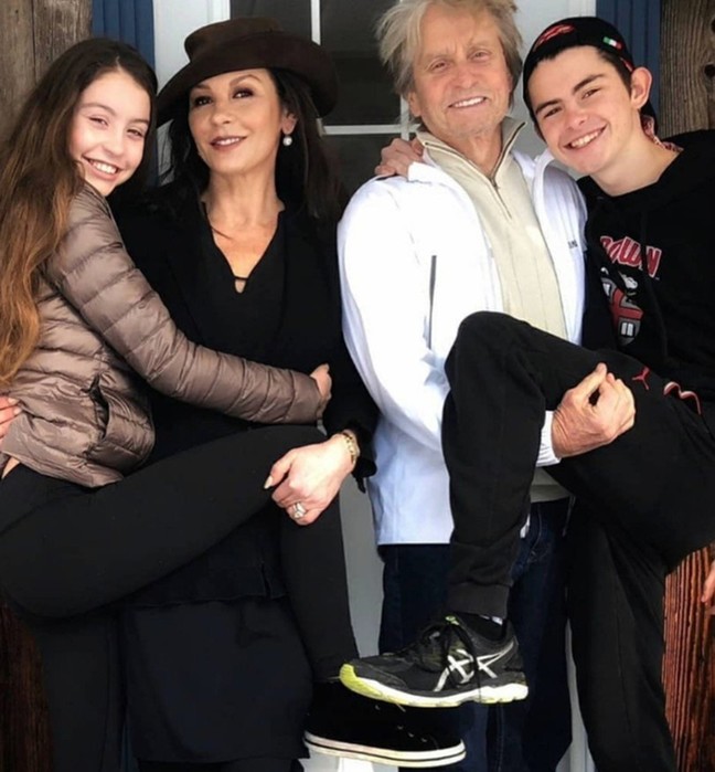 Майкл Дуглас с женой Кэтрин Зета Джонс, сыном Диланом и дочерью Кери