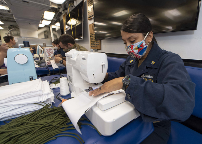 Sailors sewing masks during the COVID-19 outbreak on the USS Kidd (700x499, 356Kb)
