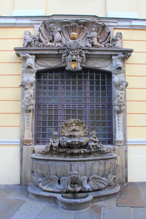 5802805_Fontan_Dinglingerbrunnen_1 (466x700, 99Kb)