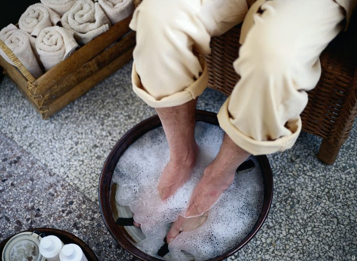 Как побороть боль в ногах за 12 дней? Поможет горячий раствор хозяйственного мыла с йодом  