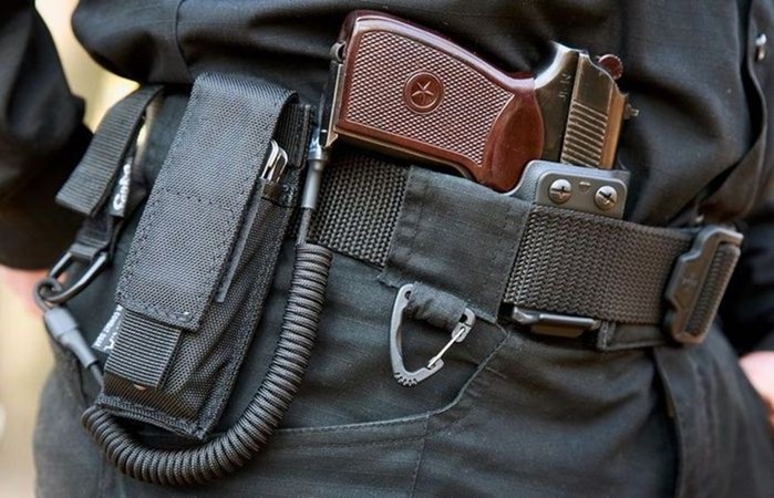 Для чего у полицейских пистолет привязан к кобуре