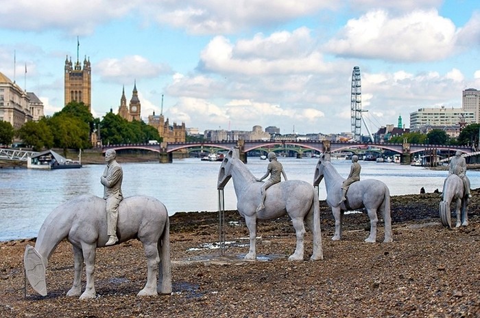 «Всадники Апокалипсиса» на берегу Темзы в Лондоне