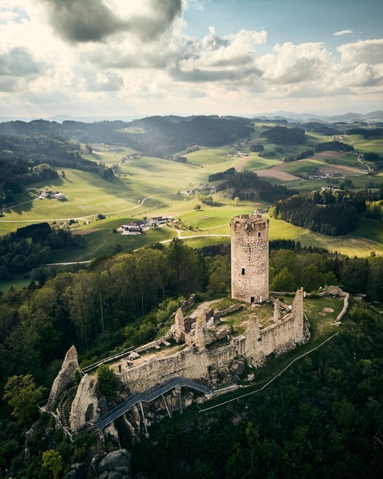 Old-castle-ruins-in-Upper-Austria-by-hardingmicha-Austria-5ee34a549000f__880 (560x700, 307Kb)