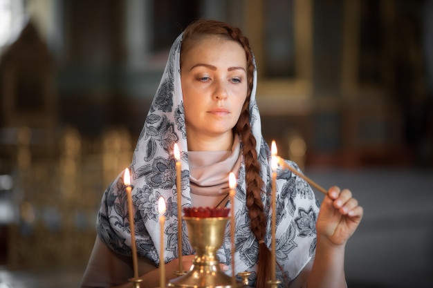russian-beautiful-caucasian-woman-with-red-hair-scarf-her-head-is-orthodox-church-lights-candle-prays-front-icon_89718-437 (626x417, 62Kb)