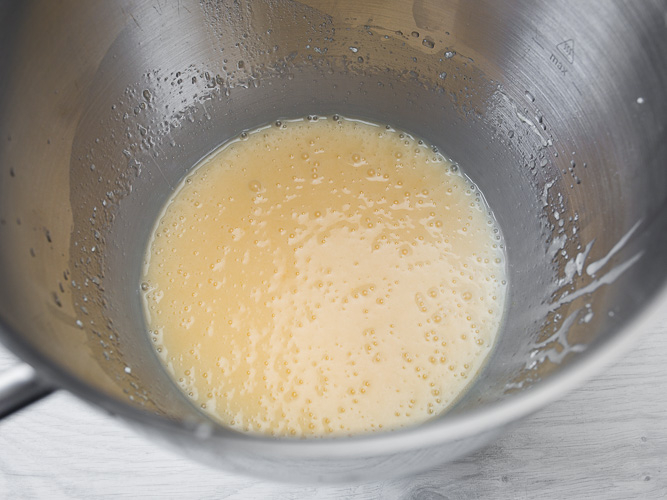 Масло сливочное яйцо сода мука. Грамм сахара 4 яйца. 100 Гр растопленного масла 2 яйца 150 грамм сахара. Тесто шапка. Замес теста на яйцах картинки.