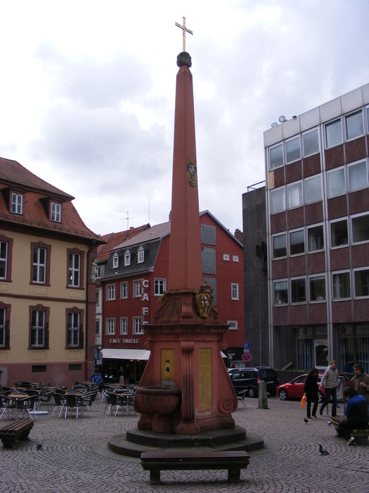 Fulda_-_Obelisk_vor_der_Stadtpfarrkirche_St._Blasius (825x1000, 164Kb)