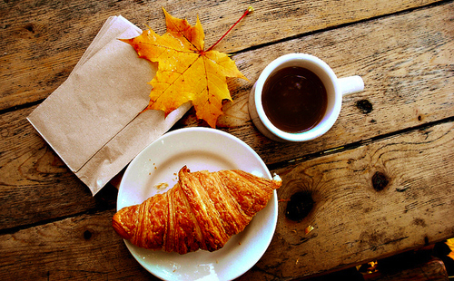 autumn-breakfast-coffee-croissant-fall-leaf-Favim.com-53399 (500x310, 279Kb)