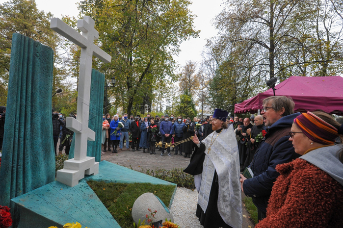 Памятник марку захарову на новодевичьем кладбище фото