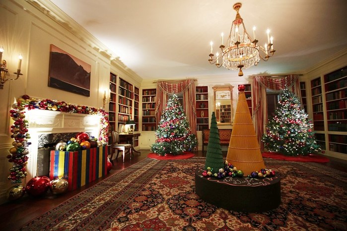 white-house-christmas-decorations-10-16c97a74-89c8-4f85-860e-d5849838d097 (700x466, 106Kb)