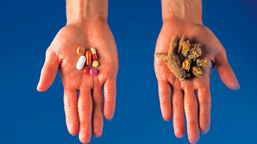 Чем же лучше лечиться: медикаментами или травами?