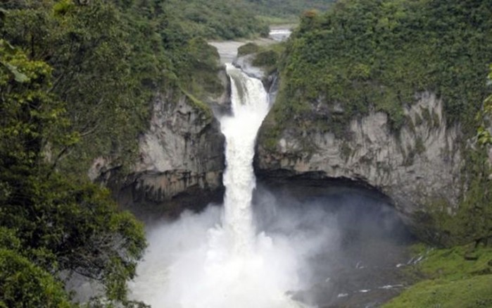 Гигантский кратер разрушил самый большой водопад в Эквадоре