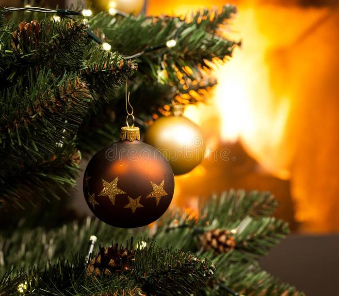 decorations-christmas-tree-fire-burning-fireplace-background-162413669 (700x611, 63Kb)