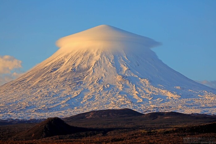 5685413_epnlrtvw4aafybt16086125105311529760536Lentikylyarnoe_oblako_pryamo_nad_vylkanom_Kluchevskaya_Sopka_na_Kamchatke (700x466, 80Kb)