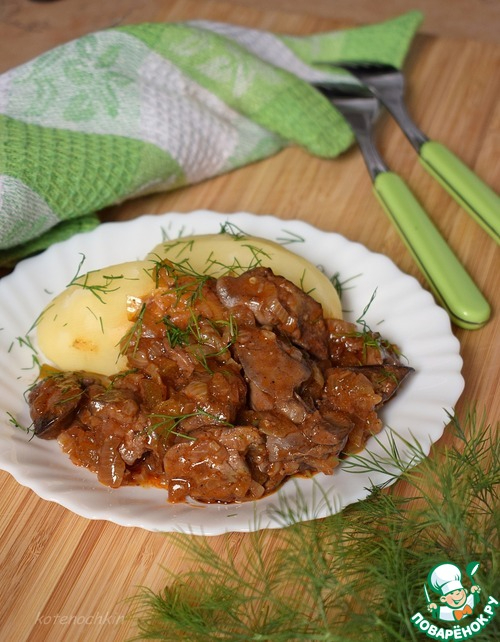 Печень с солеными огурцами. Горячие блюда из куриной печени. Куриная печень с галушками. АЗУ из куриной печени с солеными огурцами.