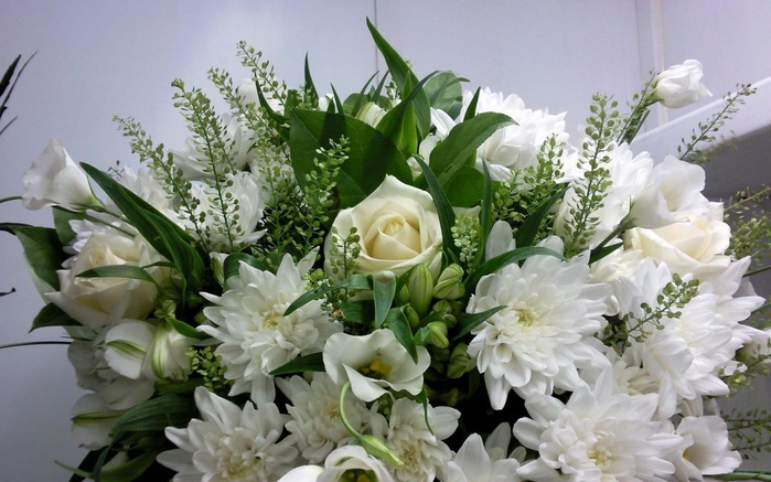 roses_chrysanthemums_white_flowers_bouquet_40880_1280x800 (700x437, 329Kb)