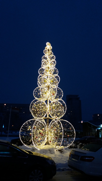 Новый год - елка у ТЦ в Минске от Светланы (393x699, 294Kb)
