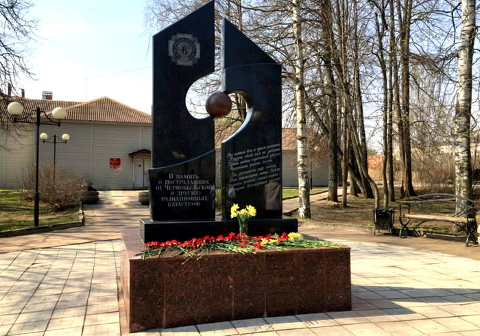 0_0 Памятник ликвидаторам аварии на Чернобыльской АЭС Лихославль (700x490, 422Kb)